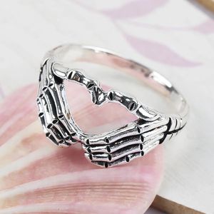 Bague squelette Love Hand pour femme, design gothique cœur et os, style vintage européen, bijoux tendance transfrontaliers - Product Image 5