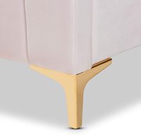 Lit plateforme Queen Size en cuir rose capitonné à cannelures verticales, avec pieds en métal doré, idéal pour appartement