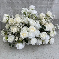 Arrangement de boules de fleurs artificielles en roses blanches dans une urne sur piédestal, centre de table en roses de soie pour mariage, banquet, décoration de la maison