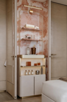 Meuble de cuisine américain antique avec plan de travail en marbre, accents en laiton, unité de rangement autoportante, étagères éclairées, portes à panneaux, style Shaker