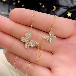 Collana con ciondolo a forma di farfalla scintillante per donna, elegante catena minimalista per clavicola, gioielli alla moda - Product Image 1