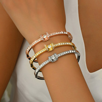 Bracelet jonc articulé élégant pour femme, minimaliste, multicolore, orné de perles et de diamants, idéal pour mariages, fêtes et comme cadeau.