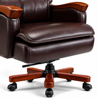 Chaise de bureau de direction à dossier haut marron avec accoudoirs en bois et base pivotante à cinq branches en bois