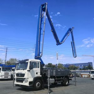 Camión Bomba de Concreto de 30m con Chasis Howo 4x2 de la Marca JIUHE, Fabricado en China, en Venta - Product Image 4