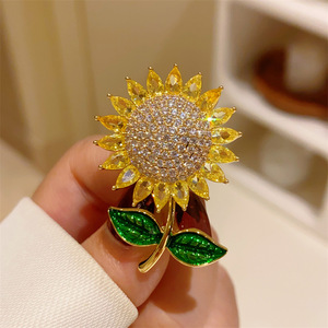 Broche de latón retro súper brillante con girasol y piedra natural, exquisito y elegante accesorio de pin para traje, joyería de moda. - Product Image 4