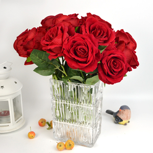 <span class=keywords><strong>Livraison</strong></span> rapide, rose artificielle en soie <span class=keywords><strong>à</strong></span> tige unique <span class=keywords><strong>de</strong></span> 51 cm, toucher réaliste, rose rose, textures réalistes avec des feuilles pour la décoration - Product Image 1