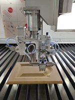 Machine de peinture de collage de pulvérisation de colle CNC de porte d'armoire de meubles à bois
