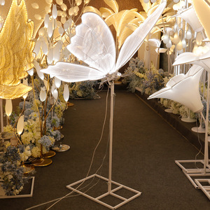 Éclairage d'événement élégant avec papillons géants LED blancs de luxe, lumières d'allée de mariage, décoration florale pour allée, alimentation électrique AC - Product Image 3