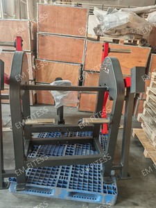 Máquina de remo comercial ajustable con carga de placas para entrenamiento de espalda - Product Image 3