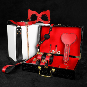 Ensemble de bondage en cuir véritable rouge Sm avec menottes, masque, bâillon et pinces pour jeux adultes - Product Image 1