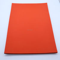 Feuille de mousse de silicone souple et adaptable pour l'isolation des câbles et l'étanchéité des formes complexes, idéale pour les surfaces irrégulières et l'enroulement des tuyaux.