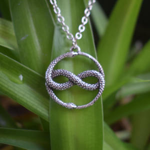 สร้อยคอแม่มดแบบกอธิค ลายงูโอโรบอรอสกินกินหางเอง เครื่องประดับสำหรับผู้ชาย - Product Image 6