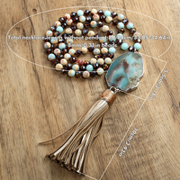 Collier Bohème Tendance pour Femme avec Pierres Naturelles de 8 mm, Cristal et Verre, Nœuds et Pendentif Pompon en Pierre Naturelle Irrégulière