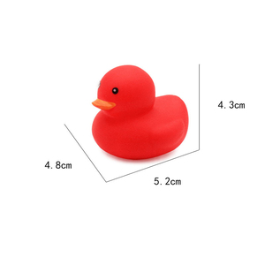 Bunte Gummi ente Bades pielzeug Kleine gelbe Ente mit quietschender Prise Verkaufs kapsel maschine Kinder schwimm spielzeug - Product Image 4