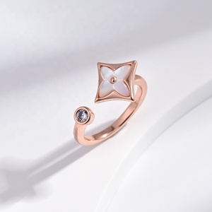 Anillos apilables de plata de ley S925 OEM para parejas, ajustables, con piedras, delicados, geométricos, de oro rosa, con diseño de trébol, para mujer. - Product Image 1