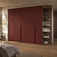 Armoire de chambre à coucher sur mesure de style italien moderne avec portes laquées bordeaux et étagères ouvertes en noyer