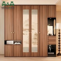 Armoire chinoise moderne avec portes à panneaux décoratifs paysagers, niche d'exposition ouverte et poignées dorées pour chambre à coucher