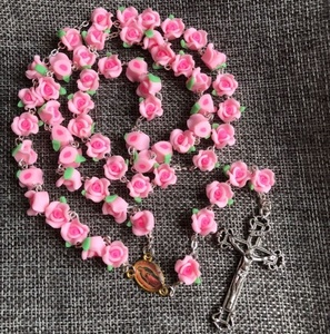 Rosa Morbido Perline Rosa dell'argilla Rosario morbida argilla collana del rosario con Gesù Croce Collana d'oro Vergine di Guadalupe rosario centro - Product Image 4