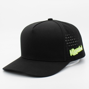 Casquette de baseball perforée découpée au laser en polyester imperméable à 5 panneaux avec logo personnalisé en PVC pour le sport et le golf - Product Image 1