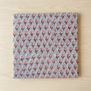 Tela 100% algodón gris con estampado a mano, material textil de algodón estampado con motivos florales rosas de Jaipur para la confección de vestidos de mujer. - Product Image 3