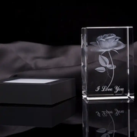 Vente en gros de cadeaux pour la Saint-Valentin en cristal à lumière LED cube en cristal rose 3D gravé au laser cristal vierge avec base