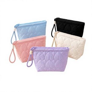 Pochette cosmétique matelassée en forme de cœur pour femme, grande capacité, trousse de toilette de voyage, organiseur de rangement pour soins de la peau, logo personnalisé - Product Image 1