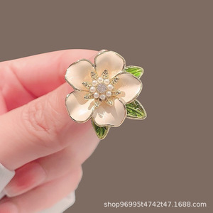 Broche de Liga Metálica com Pérolas em Formato de Borboleta para Mulheres - Design de Nicho de Alta Qualidade, Alfinete Premium, Acessório Elegante e Sofisticado para Ternos - Product Image 2