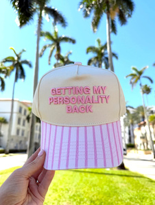 Gorra de Béisbol Bordada con la Frase 'Getting My Personality Back', Visera Rosa a Rayas, Ajustable con Broche, para Mujer - Product Image 1