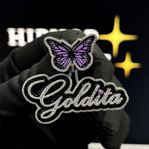 Colgante Personalizado con Nombre Goldita y Mariposa Morada, Letra Decorativa con Acabado en Blanco y Negro - Product Image 1