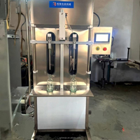 Deux machines de remplissage de liquide multifonctionnelles semi-automatiques, machines de remplissage d'eau, de sauce soja, de vinaigre, de jus et de vin.