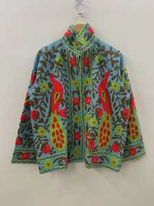 Chaqueta Bordada a Mano con Diseño Floral de Pavo Real en Terciopelo Suzani, Abrigo Bohemio de Invierno para Mujer, Prenda Exterior de Boutique de la India - Product Image 1