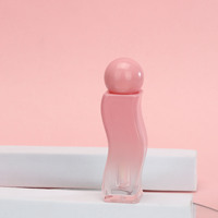 Tube de brillant à lèvres transparent ondulé de 2,5 ml avec capuchon sphérique rose, flacon de brillant à lèvres de forme irrégulière, échantillon de baume à lèvres cosmétique.