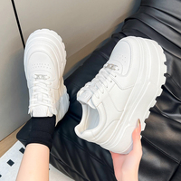 Baskets compensées pour femmes en gros, chaussures décontractées épaisses, baskets tendance rehaussantes, respirantes, antidérapantes, personnalisables OEM, blanches