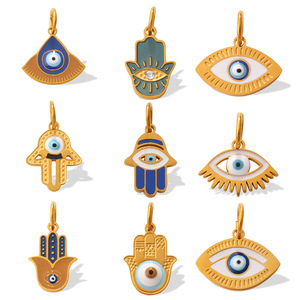 Galería de amuletos Hamsa y ojo turco |   Colgantes de amuleto Nazar protectores de acero inoxidable chapados en oro PVD de 18 quilates |   Impermeable e Hipoalergénico - Product Image 2