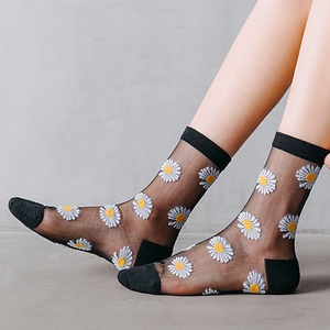 Vente en gros de <span class=keywords><strong>chaussettes</strong></span> d'été respirantes à fleurs de <span class=keywords><strong>bonne</strong></span> qualité en dentelle transparente antidérapantes pour femmes - Product Image 1