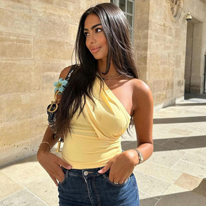 Mode dames Sexy débardeurs élégant OEM ODM t-shirts irrégulière épaule t-shirt haut court femmes haut streetwear - Product Image 5