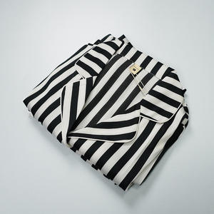 Vente en gros 2 pièces de pyjamas en polyester doux, confortables et ajustés pour femmes de plusieurs tailles à partir de la livraison rapide - Product Image 6