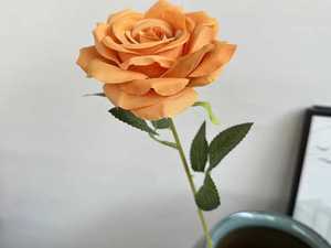 Composizione Floreale Artificiale BF-RS23 con Rosa Singola per Decorazioni Nuziali, Ispirata a Cascata di Fiori con Bordi Arricciati - Product Image 2