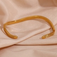 Bracelet minimaliste en acier inoxydable plaqué or 18K en forme de vague d'eau