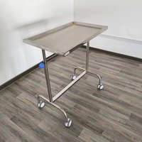 Chariot de table médicale réglable en hauteur en acier inoxydable durable avec plateau sur lit et roues pour USI