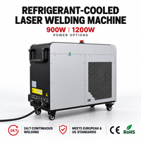 Machine de soudage laser portative à commande manuelle, équipée d'un système de réglage des paramètres par écran tactile.
