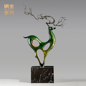 Escultura de Ciervo en Latón con Detalles en Cobre y Oro, Adorno Artístico Hecho a Mano, Decoración para Sala de Estar, Regalo - Product Image 2