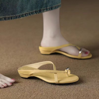 Sandales plates noires à lanières pour femmes, fines lanières croisées, ornement en forme de goutte d'eau argenté, design à boucle d'orteil, chaussures décontractées à bout ouvert pour le quotidien
