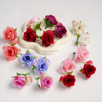 Petites têtes de roses en soie réalistes, matériaux de fleurs artificielles de qualité supérieure pour la décoration de mariage, les projets de bricolage et les décors photographiques.