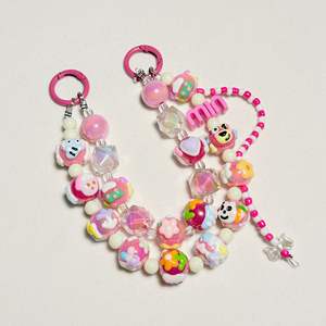 Colgante de llavero de doble cadena con encantadores personajes bonitos pintados a mano Material de Lucite transparente para teléfonos móviles y bolsos - Product Image 5