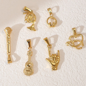La Galerie de la Musique |   Pendentifs en acier inoxydable plaqué or 18 carats PVD, pendentifs d'instruments de musique |   Microphone de guitare, breloque pour casque - Product Image 3