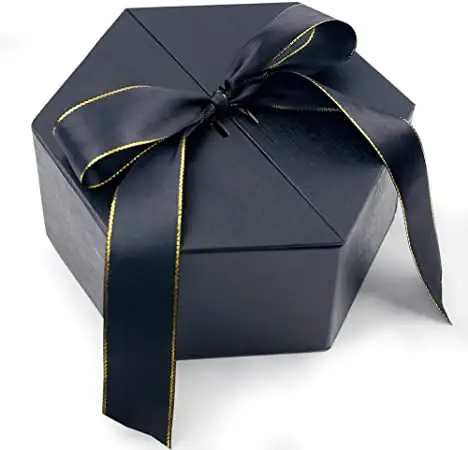 リボン付きのユニークな六角形のデザインギフトボックスを包装する結婚式の紙の段ボール箱