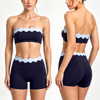 Ensemble de fitness Pilates color block pour femme : Haut sans bretelles avec soutien-gorge intégré et short cycliste taille haute color block pour l'entraînement en salle de sport