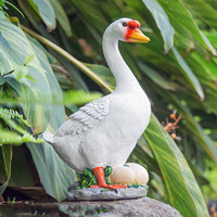 Simulation d'aménagement paysager extérieur Statue de canard en résine imperméable et écologique avec lumière solaire extérieure Ornement de jardin