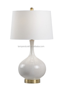 Lampe de table en céramique chinoise avec abat-jour en tissu de lin et base dorée pour les marchés américain, britannique et moyen-oriental - Product Image 2